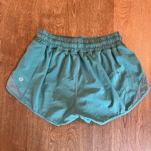 Women’s Lululemon Green Hotty Hot Shorts Sz 4. 2.5” inseam.  EUC